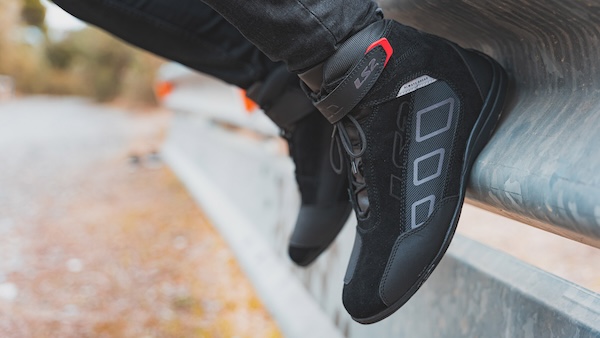 giay bao ho xe may ls2